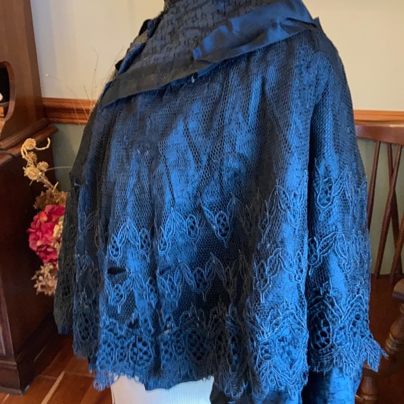 Antique ladies handmade cape in black lace. - Picture 2 of 9